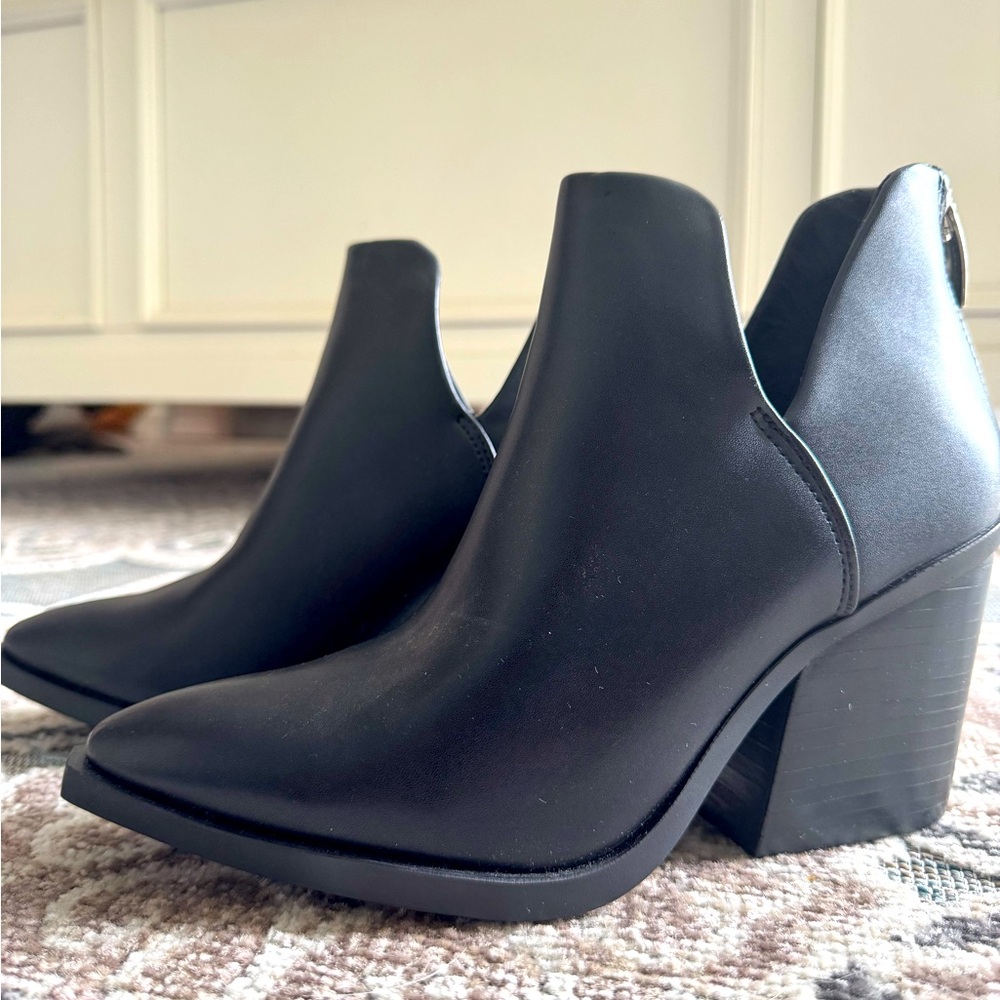 Steve Madden Black Ankle Boot. Size 7.5M.